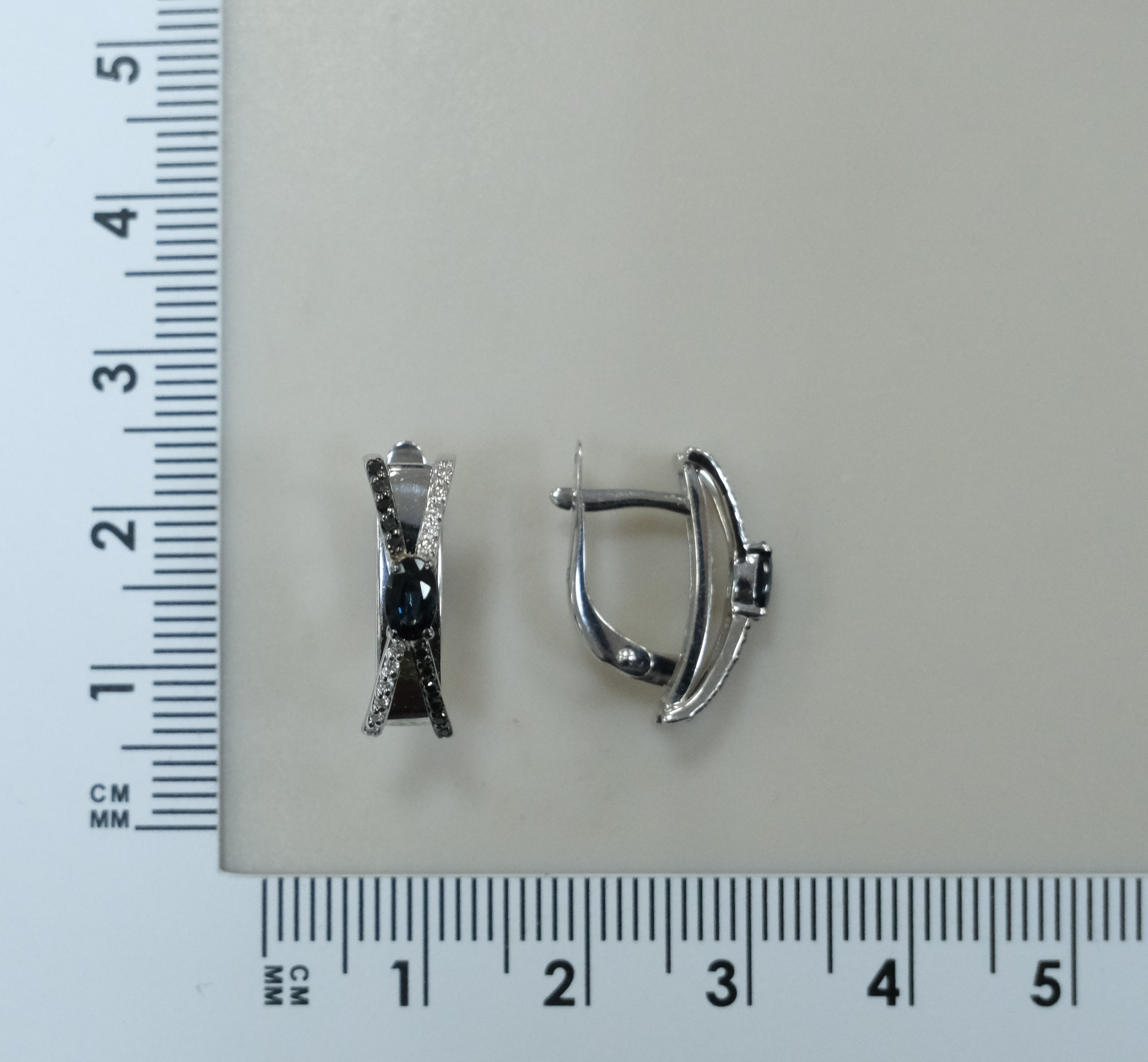 Серьги из белого золота с сапфирами